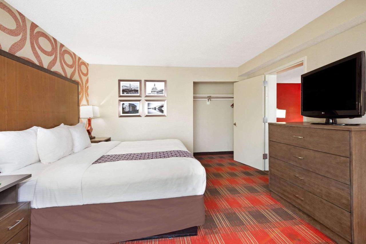 Deluxe King Suite at La Quinta Inn & Suites by Wyndham DC Metro Capital Beltway