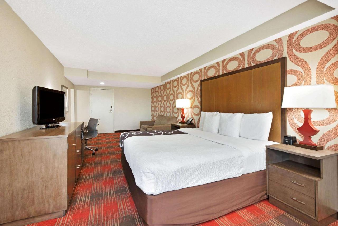 Executive King Room at La Quinta Inn & Suites by Wyndham DC Metro Capital Beltway