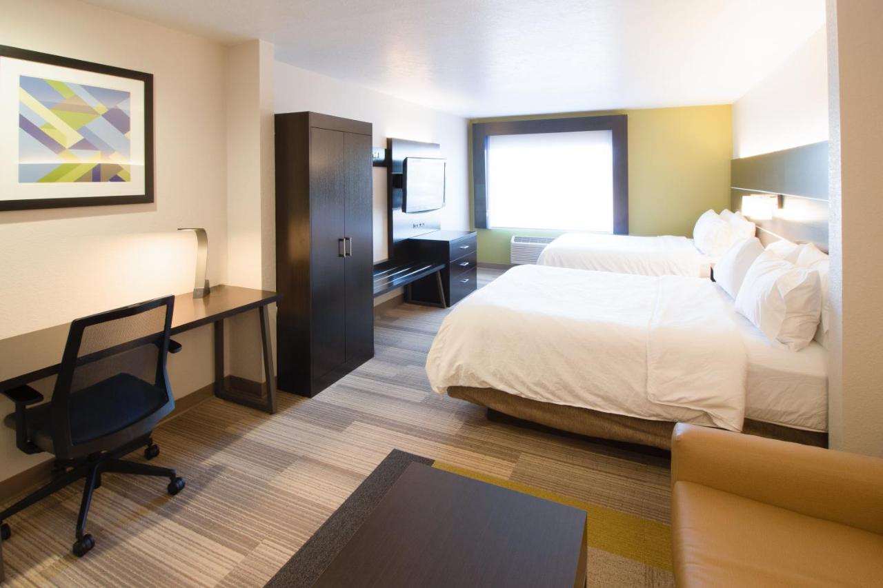 Queen Suite with Two Queen Beds at Holiday Inn Express Hotel & Suites Le Mars by IHG