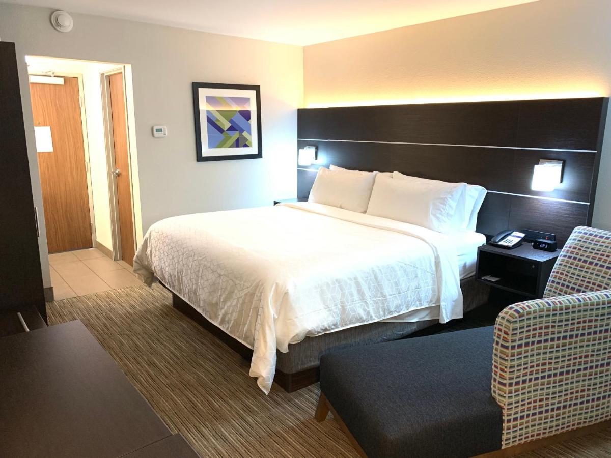 Deluxe King Room - Mobility Access Roll in Shower/Non-Smoking at Holiday Inn Express Allentown North by IHG