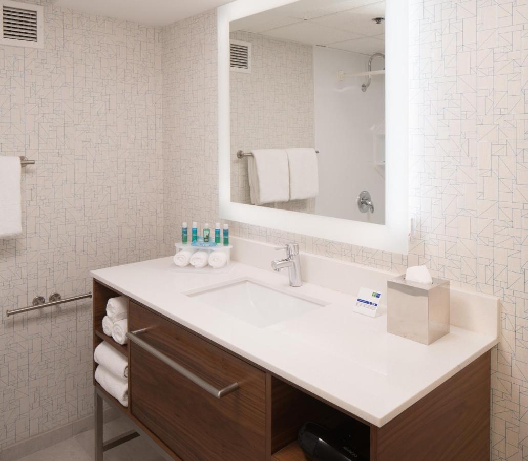 Queen Room with Mobility Accessible Tub - Non-Smoking at Holiday Inn Express Springfield, an IHG Hotel