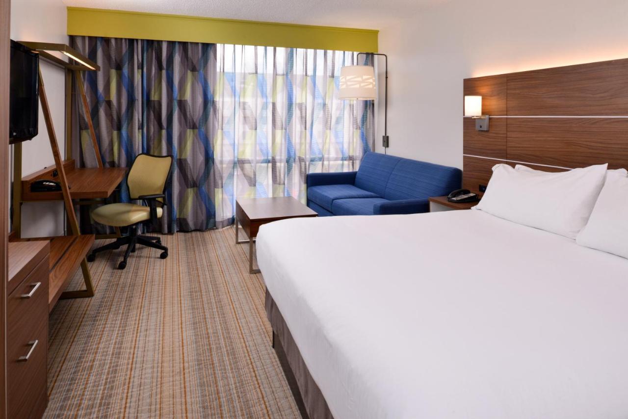 Queen Room with Mobility Accessible Tub - Non-Smoking at Holiday Inn Express Springfield, an IHG Hotel