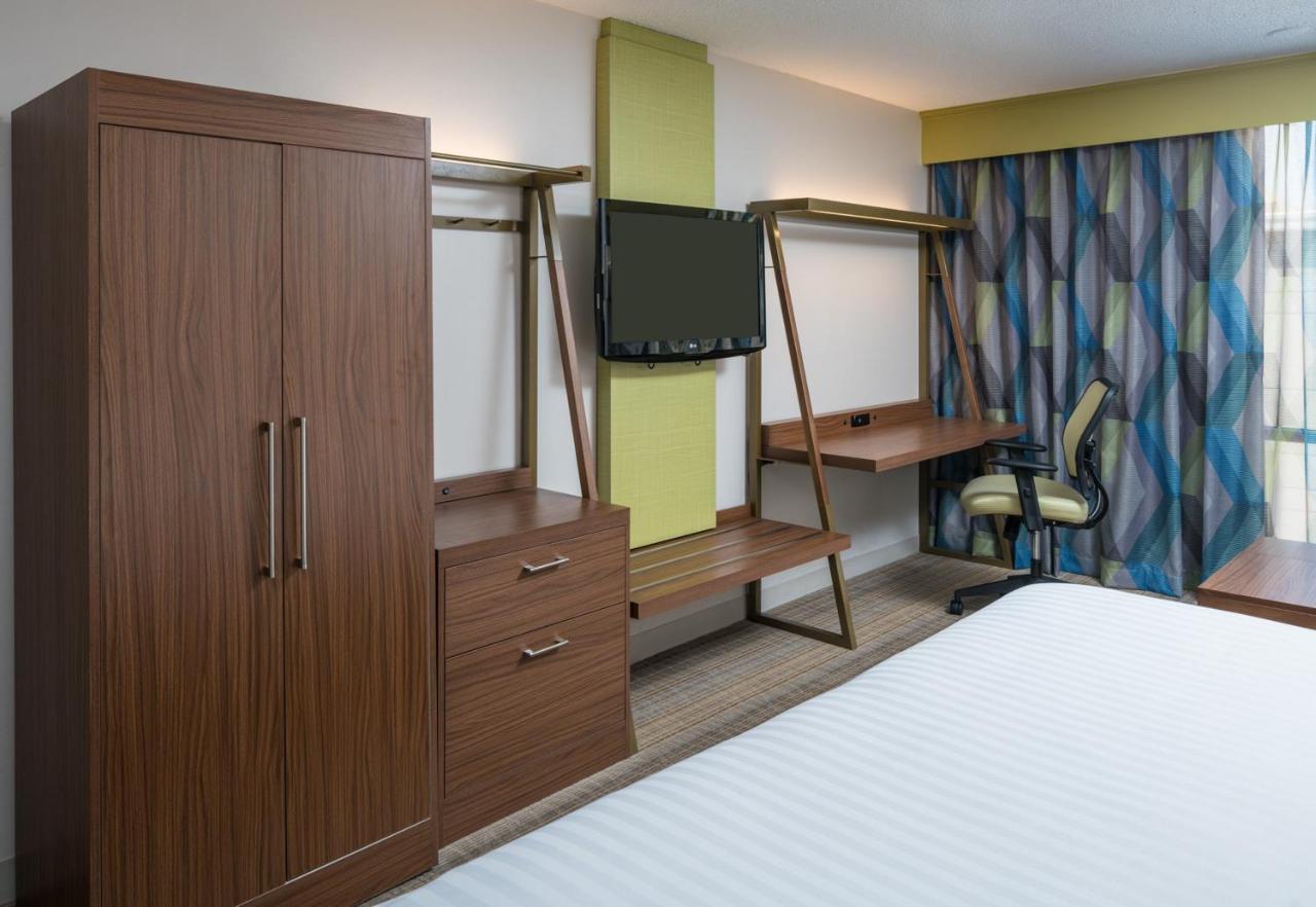 Queen Room with Mobility Accessible Tub - Non-Smoking at Holiday Inn Express Springfield, an IHG Hotel