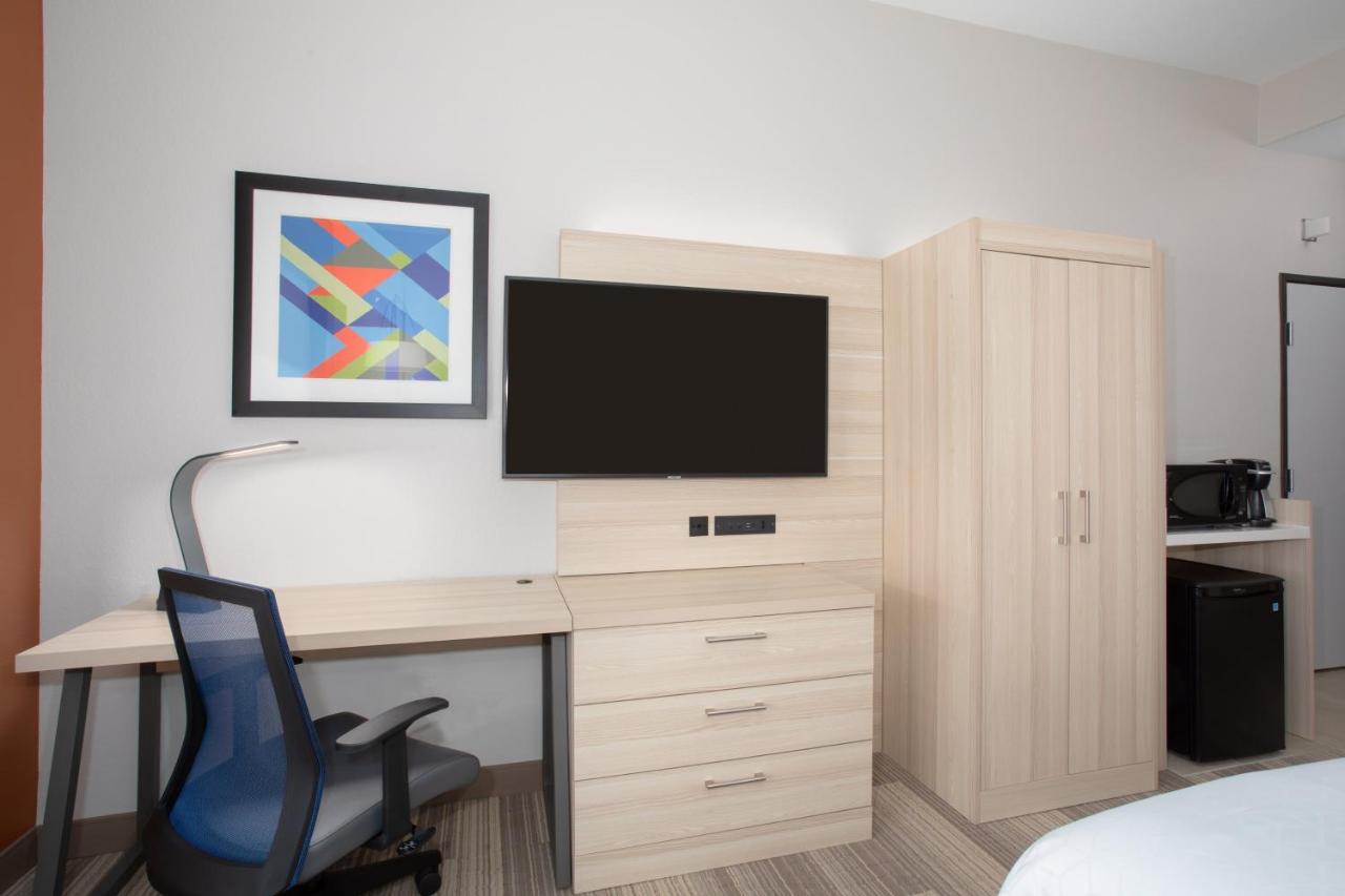 King Room with Roll-In Shower - Disability Access at Holiday Inn Express & Suites Phoenix - Glendale Sports Dist by IHG