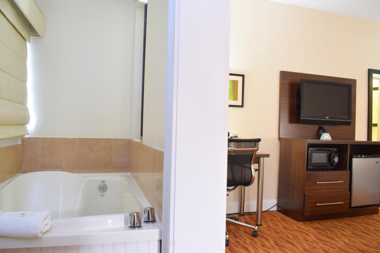 Deluxe King Room with Spa Bath - Non-Smoking at Quality Inn & Suites Middletown - Newport