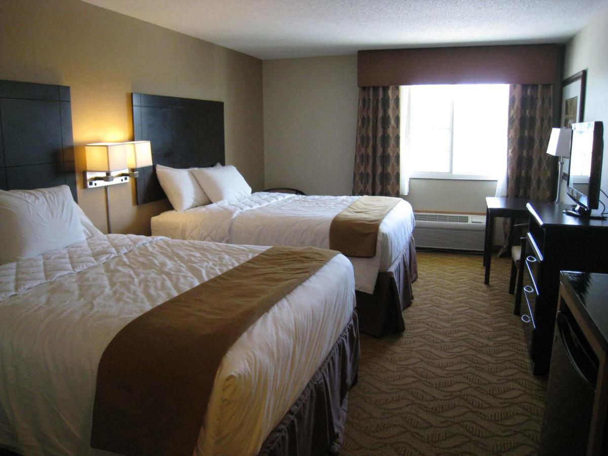 Queen Room with Two Queen Beds - Non-Smoking at Cobblestone Inn and Suites - Lake View