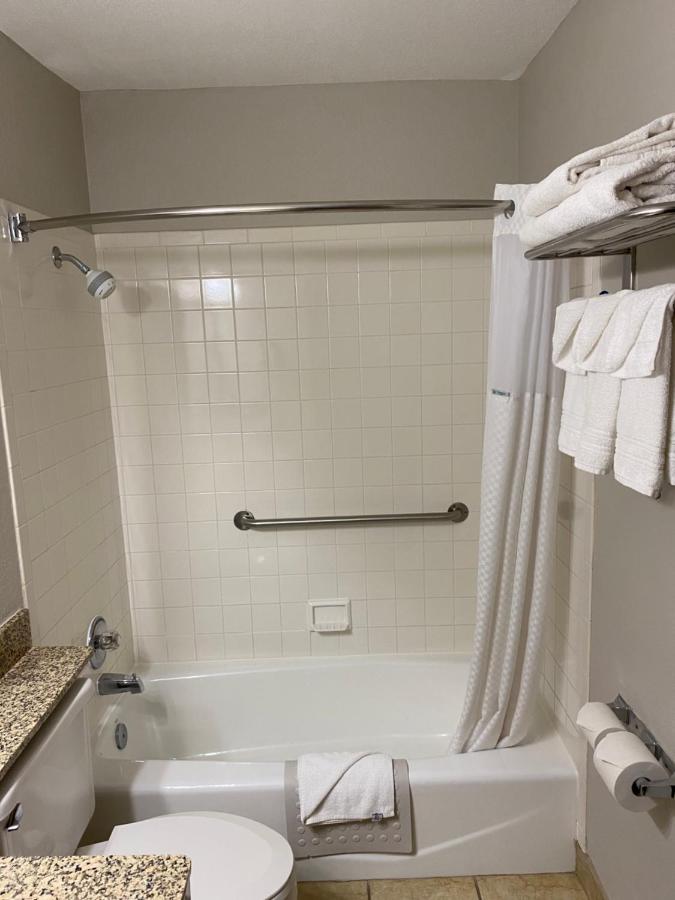 Queen Room - Non-Smoking at Days Inn & Suites by Wyndham Des Moines Airport