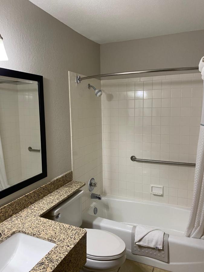 King Suite with Hot Tub - Non-Smoking at Days Inn & Suites by Wyndham Des Moines Airport