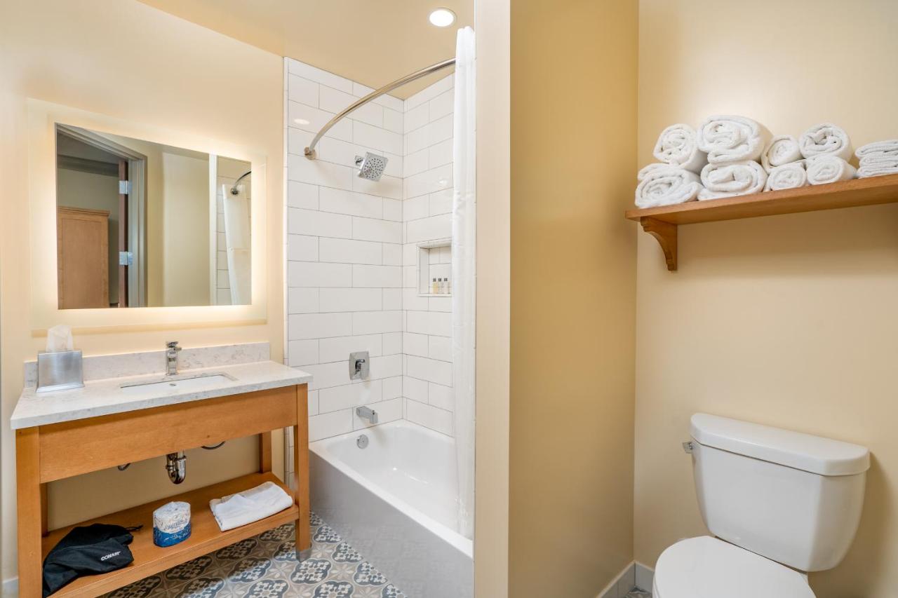 Queen Room with Bath Tub - Mobility Accessible at The Agrarian Hotel, BW Signature Collection