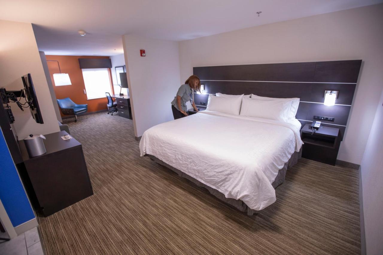 King Suite with Roll-in Shower - Mobility Access at Holiday Inn Express & Suites Locust Grove by IHG