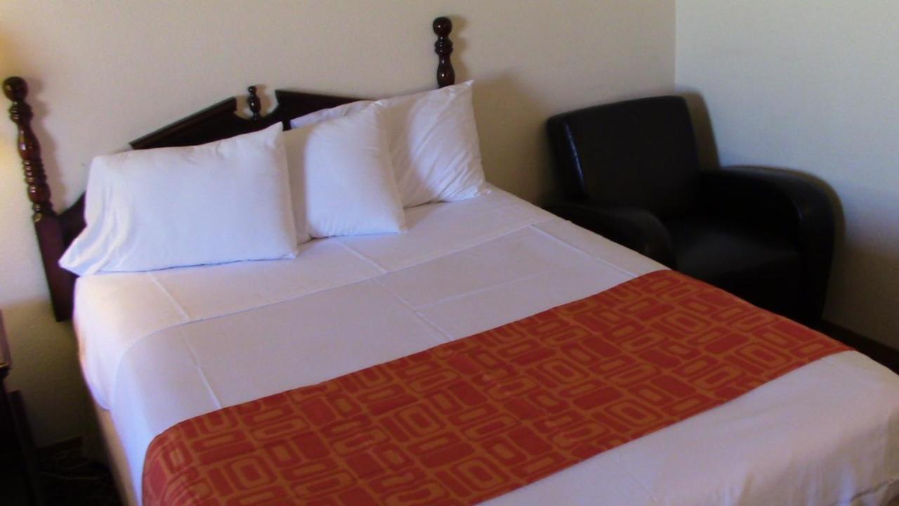 Queen Room - Smoking at Howard Johnson by Wyndham Wichita Airport