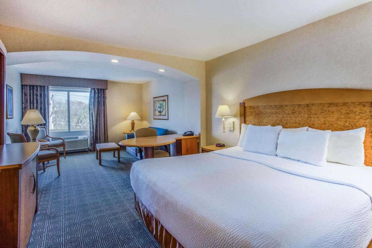 King Suite at La Quinta Inn & Suites by Wyndham Islip - MacArthur Airport