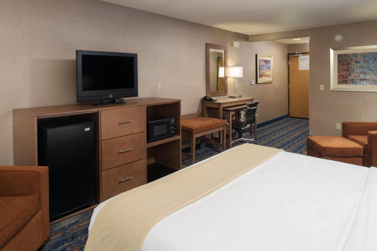 Business King Room at Holiday Inn Express Rocklin - Galleria Area by IHG