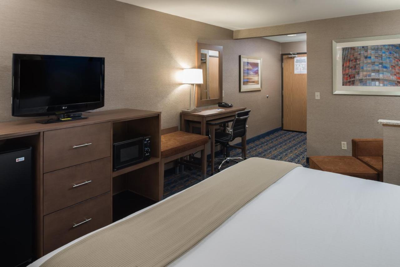 Business King Room at Holiday Inn Express Rocklin - Galleria Area by IHG