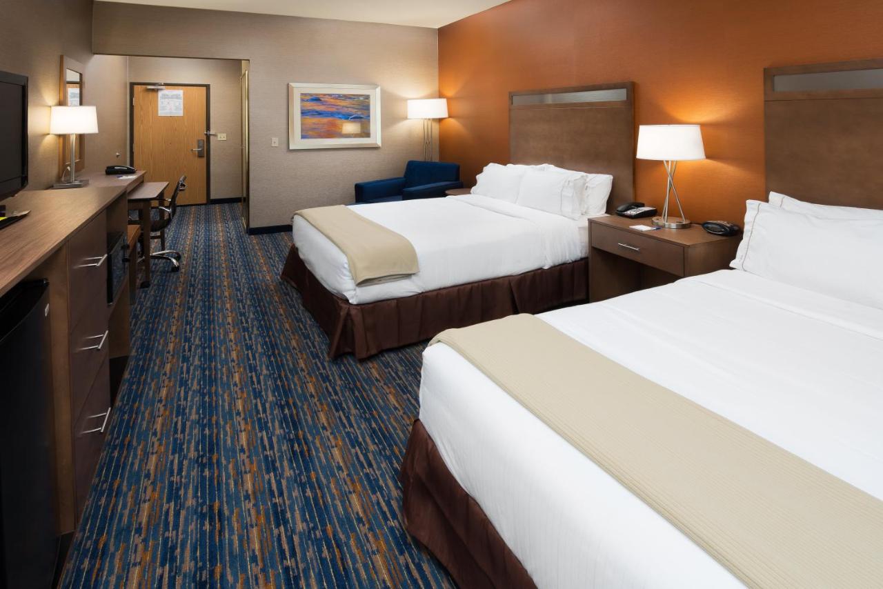 Queen Room with Two Queen Beds - Disability Access at Holiday Inn Express Rocklin - Galleria Area by IHG