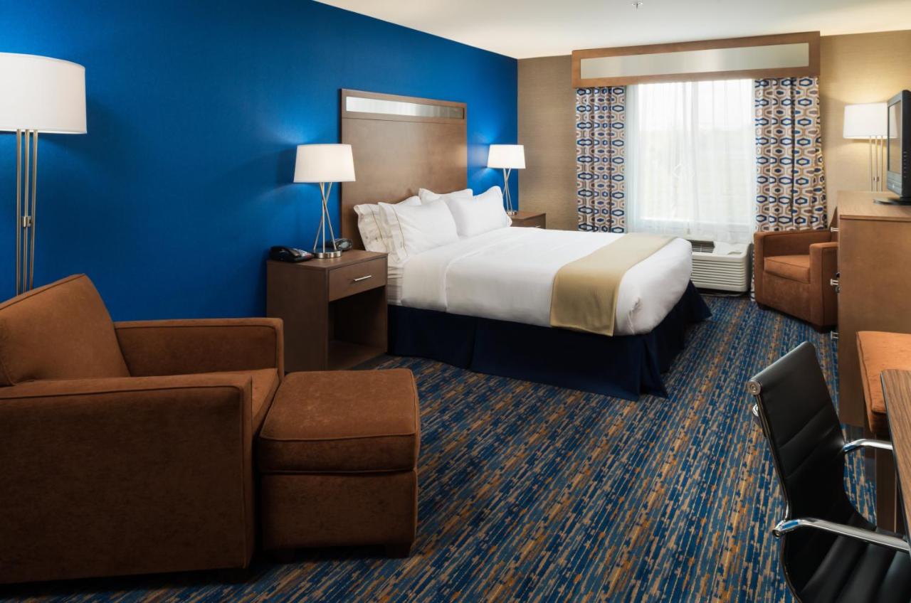 Business King Room at Holiday Inn Express Rocklin - Galleria Area by IHG