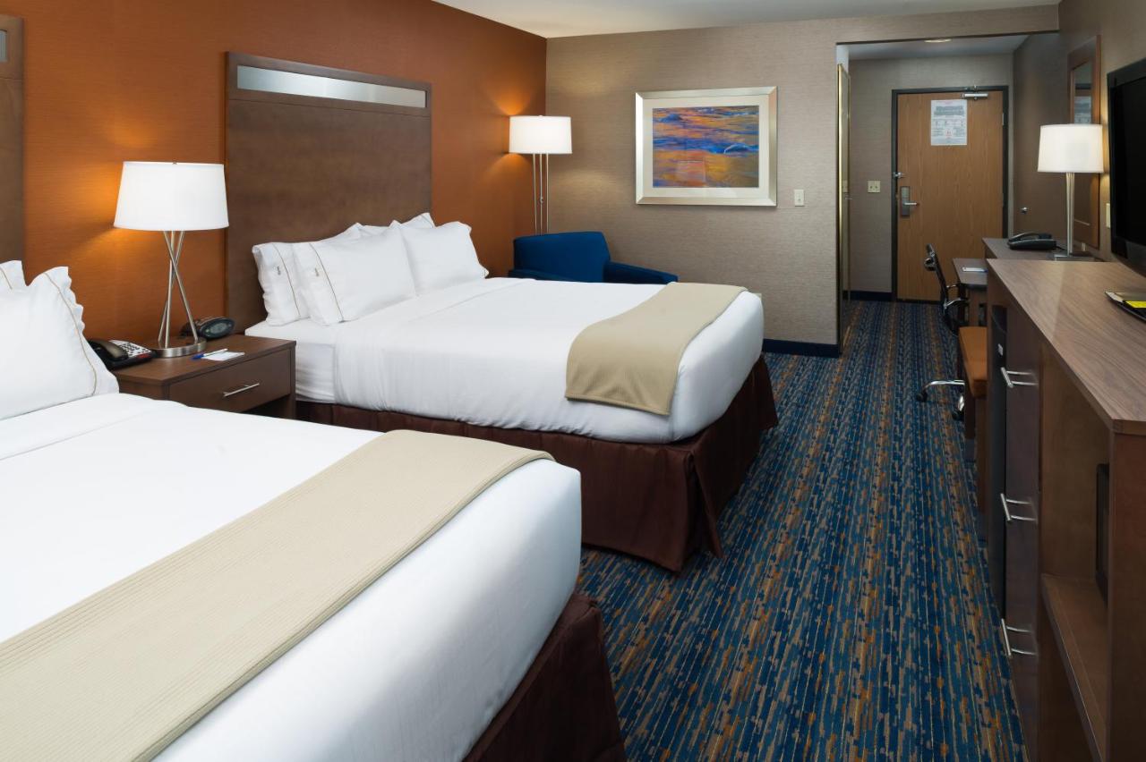 Queen Room with Two Queen Beds at Holiday Inn Express Rocklin - Galleria Area by IHG