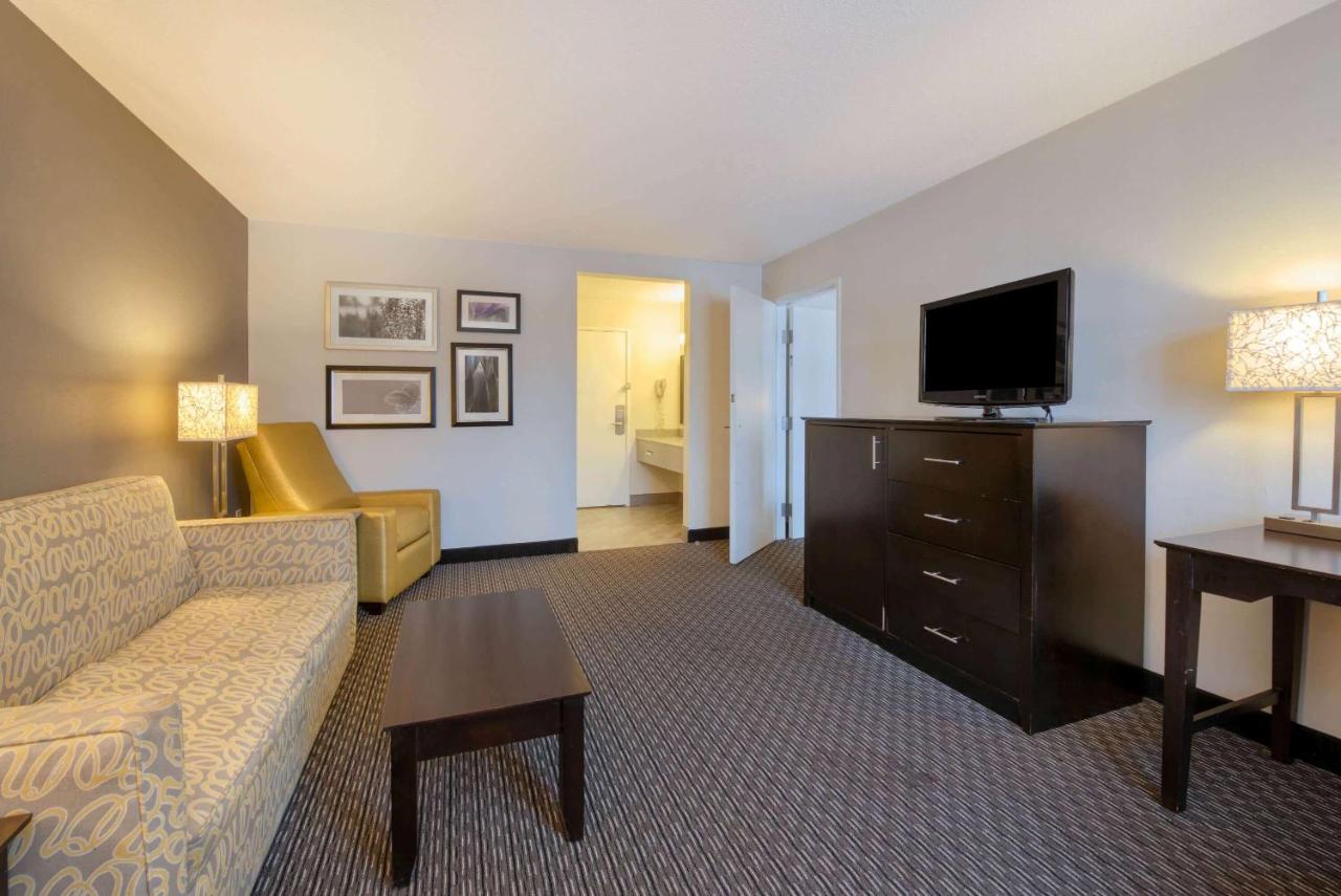 One-Bedroom King Suite - Non-Smoking at La Quinta Inn & Suites by Wyndham Cleveland Macedonia