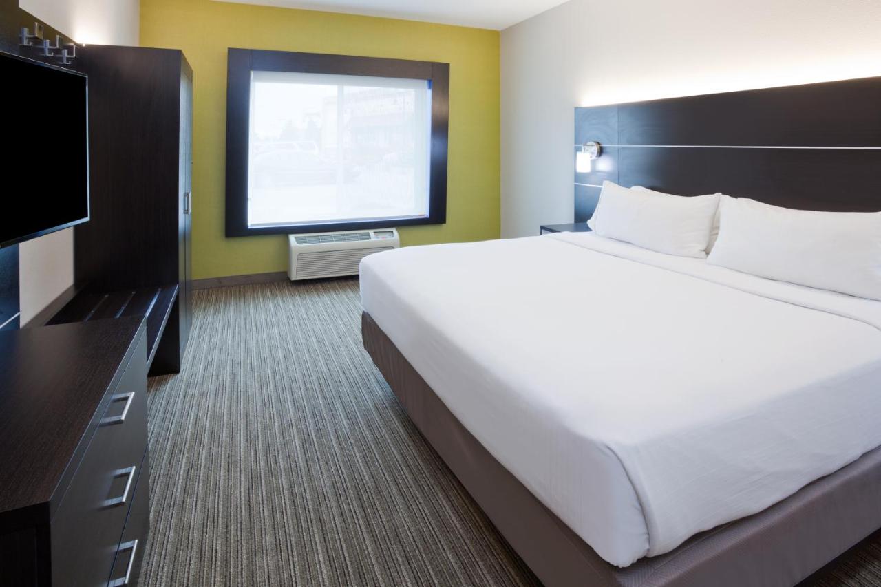 Executive King Room - Hearing Accessible - Non-Smoking at Holiday Inn Express Hotel & Suites Dickinson, an IHG Hotel