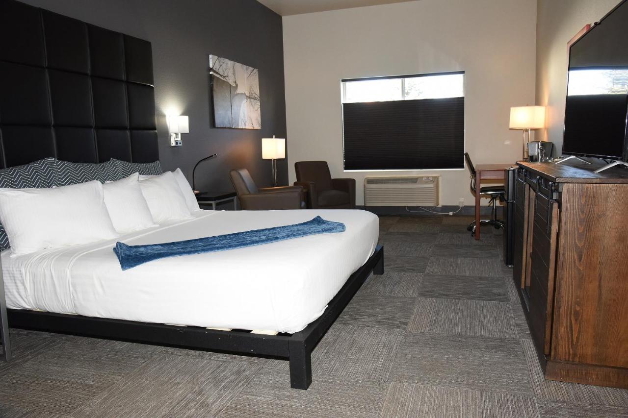 Standard King Room at Wood River Inn & Suites
