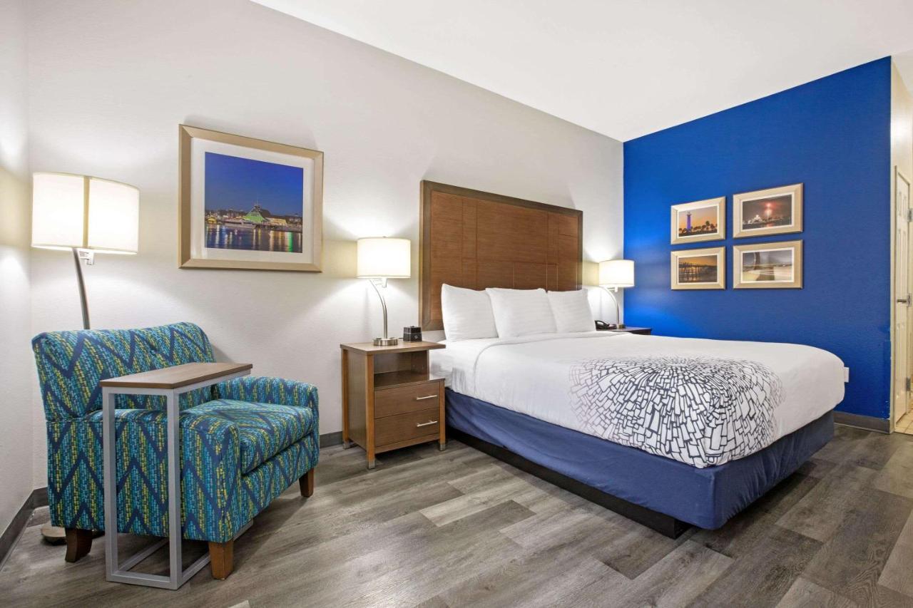 King Room - Mobility Access/Non-Smoking at La Quinta Inn & Suites by Wyndham NE Long Beach/Cypress