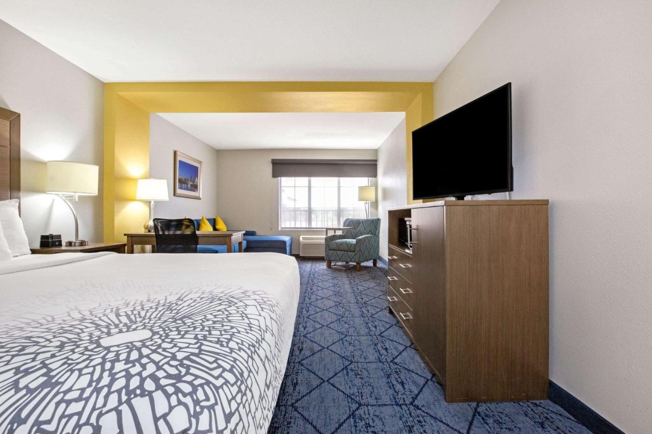 King Studio Suite with Bath Tub - Mobility Access/Non-Smoking at La Quinta Inn & Suites by Wyndham NE Long Beach/Cypress