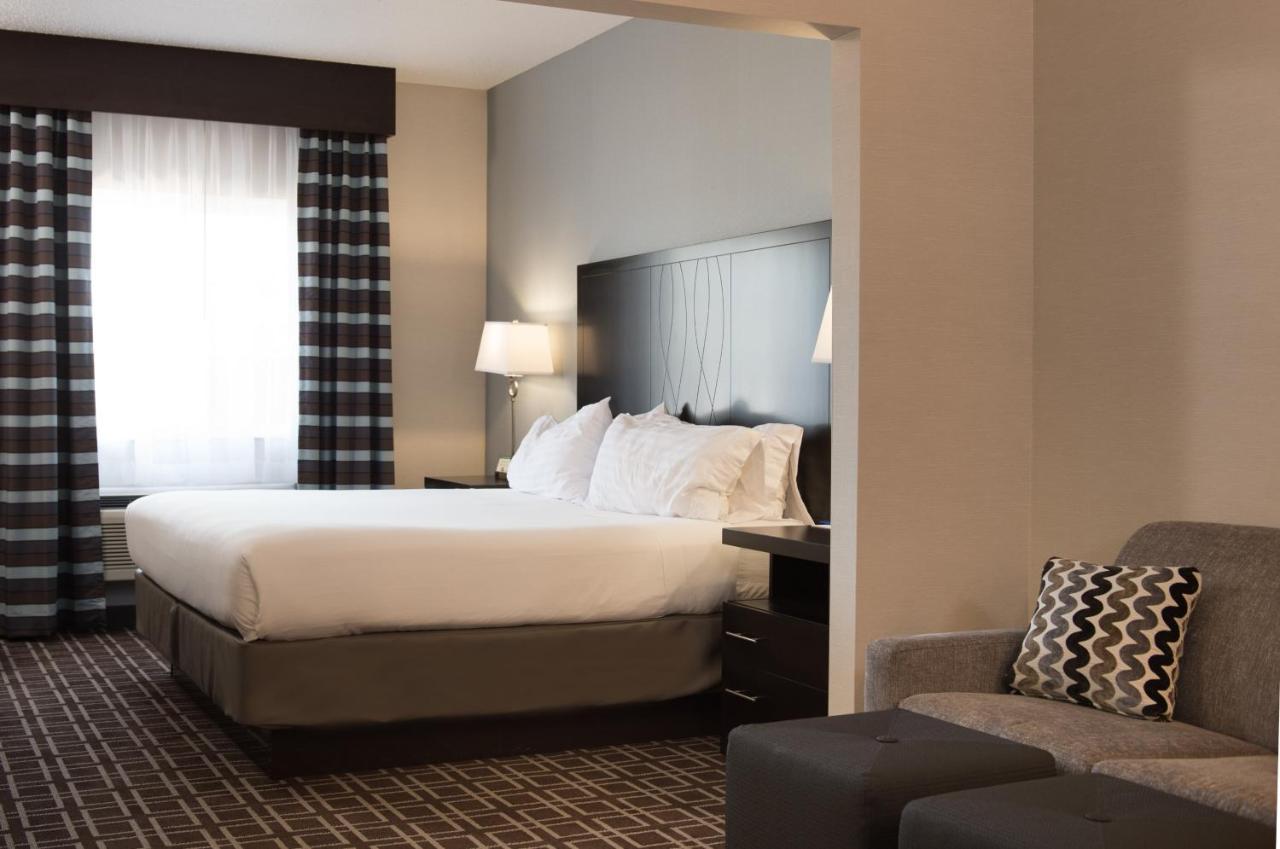 Deluxe King Room - Hearing Accessible at Holiday Inn Express Le Claire Riverfront-Davenport by IHG