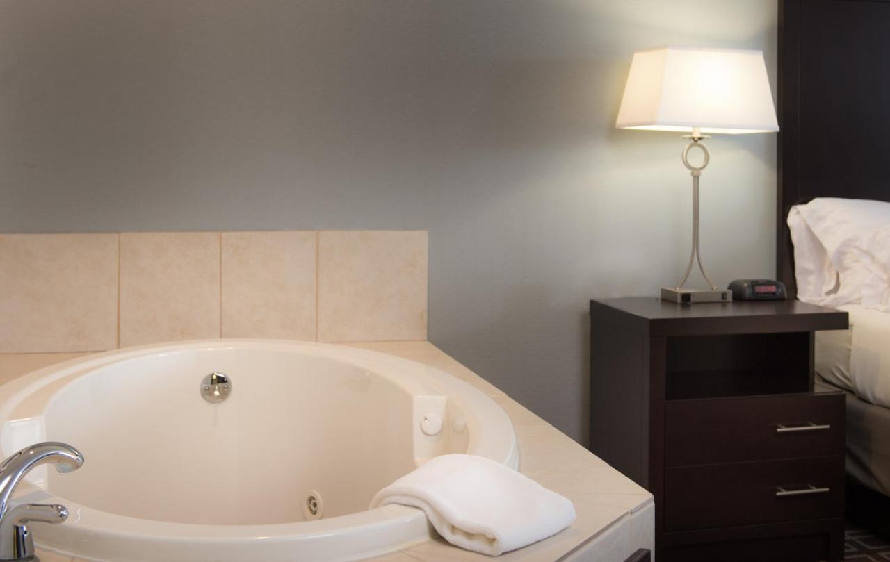 King Suite with River View - Non-Smoking at Holiday Inn Express Le Claire Riverfront-Davenport by IHG