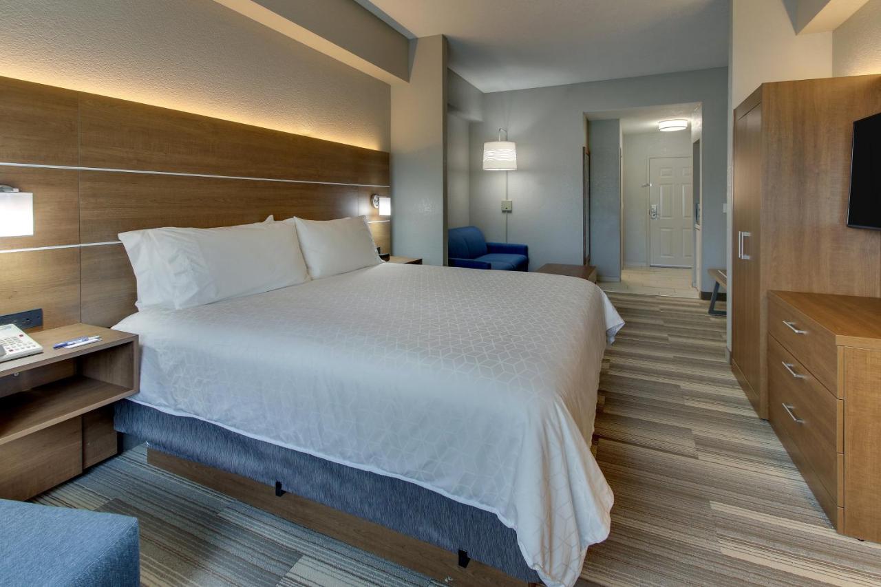 King Suite - Non-Smoking at Holiday Inn Express & Suites West Palm Beach Metrocentre by IHG