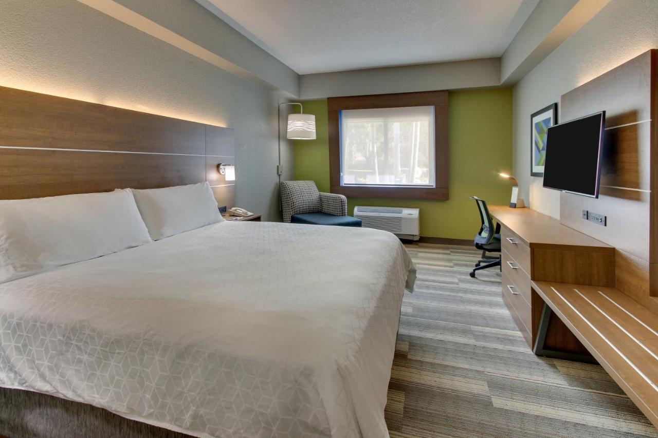 King Leisure Room - Non-Smoking at Holiday Inn Express & Suites West Palm Beach Metrocentre by IHG