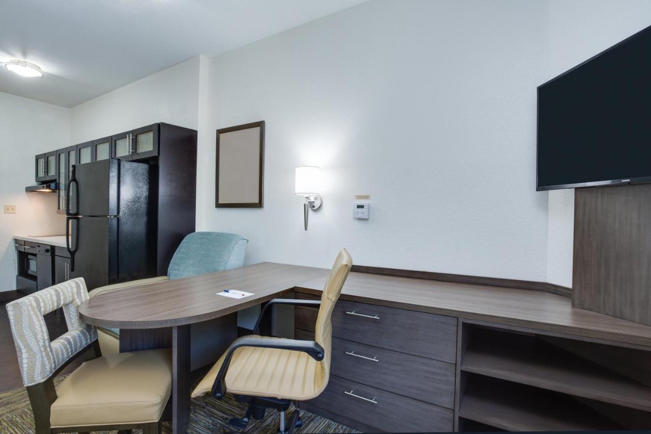 Queen Room with Bath Tub - Hearing Accessible at Candlewood Suites Ft. Lauderdale Airport/Cruise, an IHG Hotel