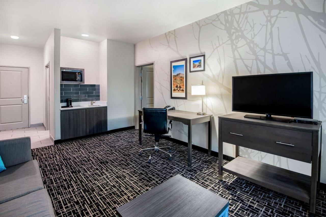 Deluxe Family Suite - Non-Smoking at La Quinta Inn & Suites by Wyndham Pampa