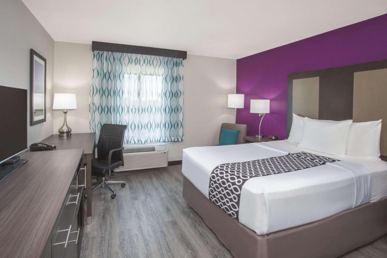 Queen Room with Roll-In Shower - Mobility Access/Non-Smoking at La Quinta Inn & Suites by Wyndham Effingham