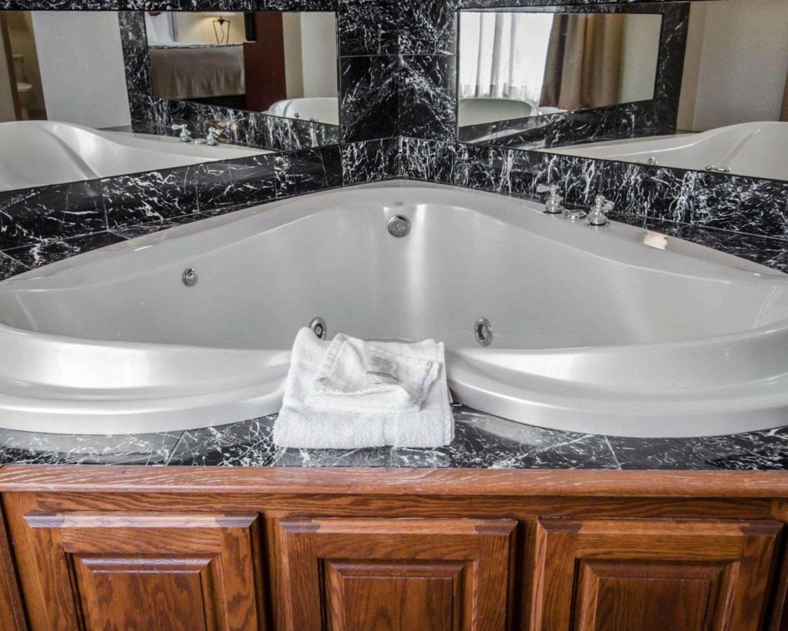 King Suite with Heart Shaped Whirlpool Non-Smoking at Sleep Inn & Suites Springdale West