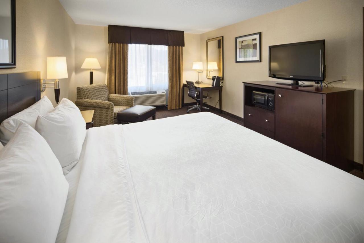 King Room - Disability Access/Roll in Shower at AmericInn by Wyndham Hill City Mt Rushmore