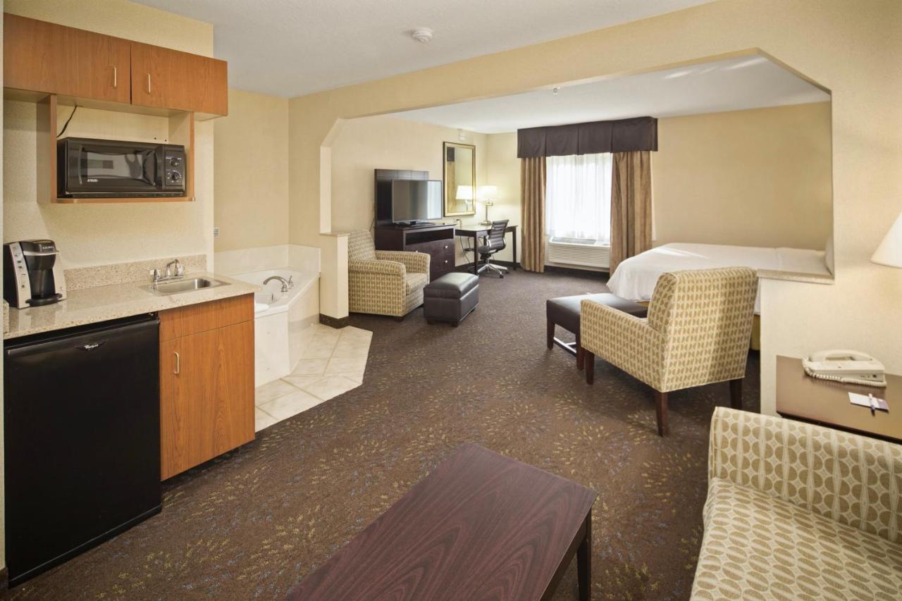 Deluxe Suite - Hearing Accessible - Non-Smoking at AmericInn by Wyndham Hill City Mt Rushmore
