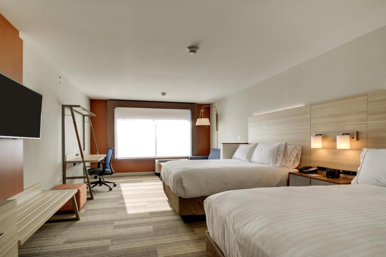Queen Suite with Two Queen Beds at Holiday Inn Express & Suites Galesburg by IHG