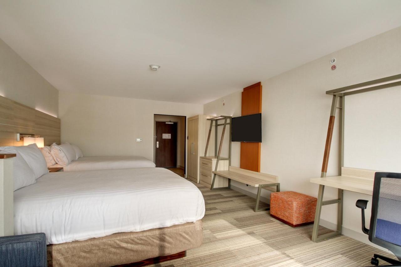 Queen Suite with Two Queen Beds at Holiday Inn Express & Suites Galesburg by IHG