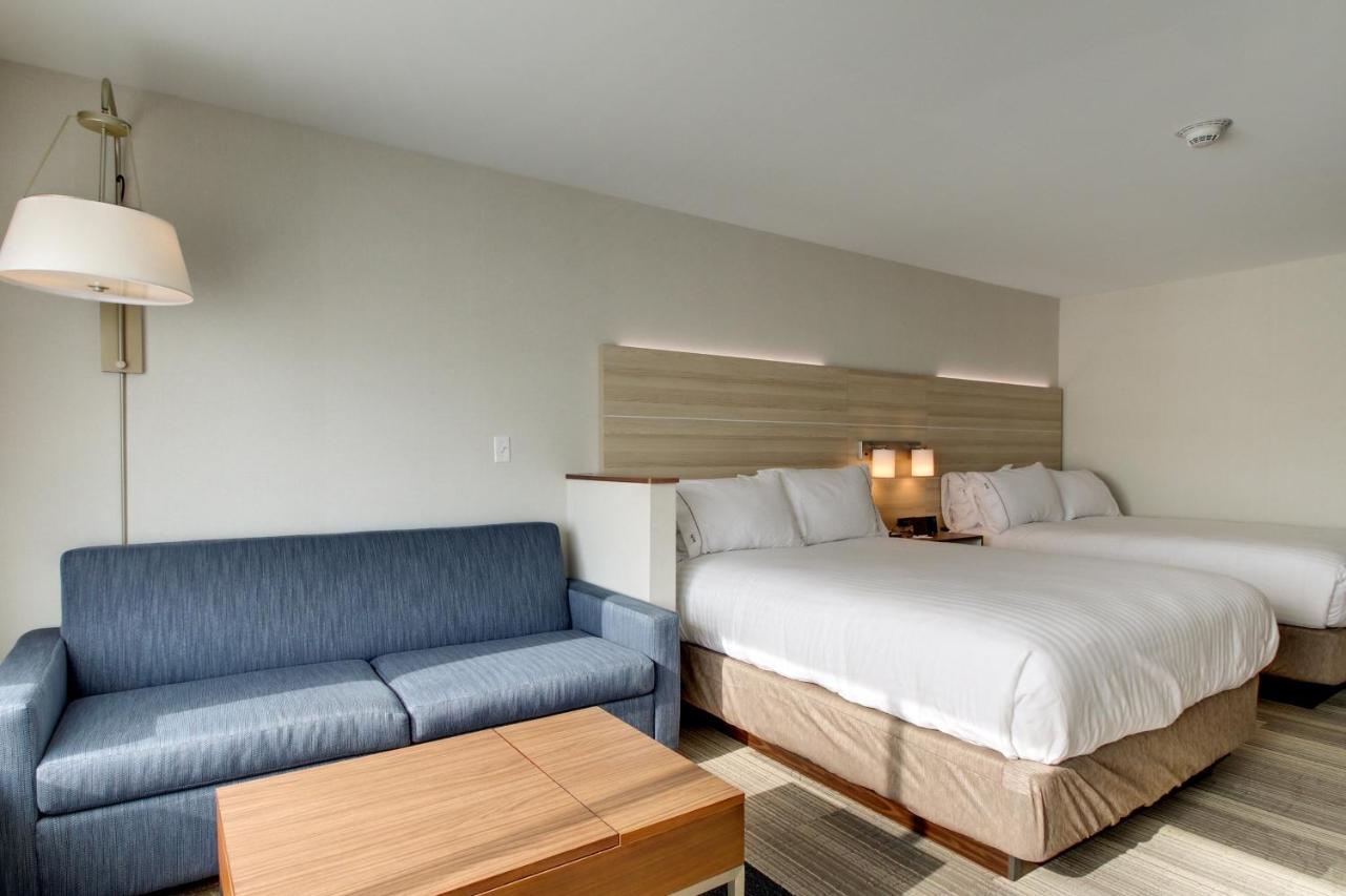 Queen Suite with Two Queen Beds at Holiday Inn Express & Suites Galesburg by IHG