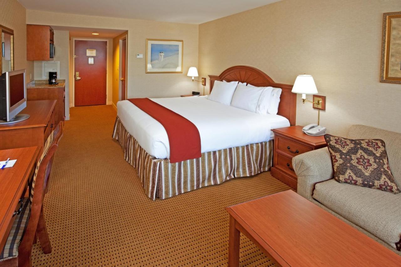 King Room with Sofa Bed at Rockville Centre Hotel