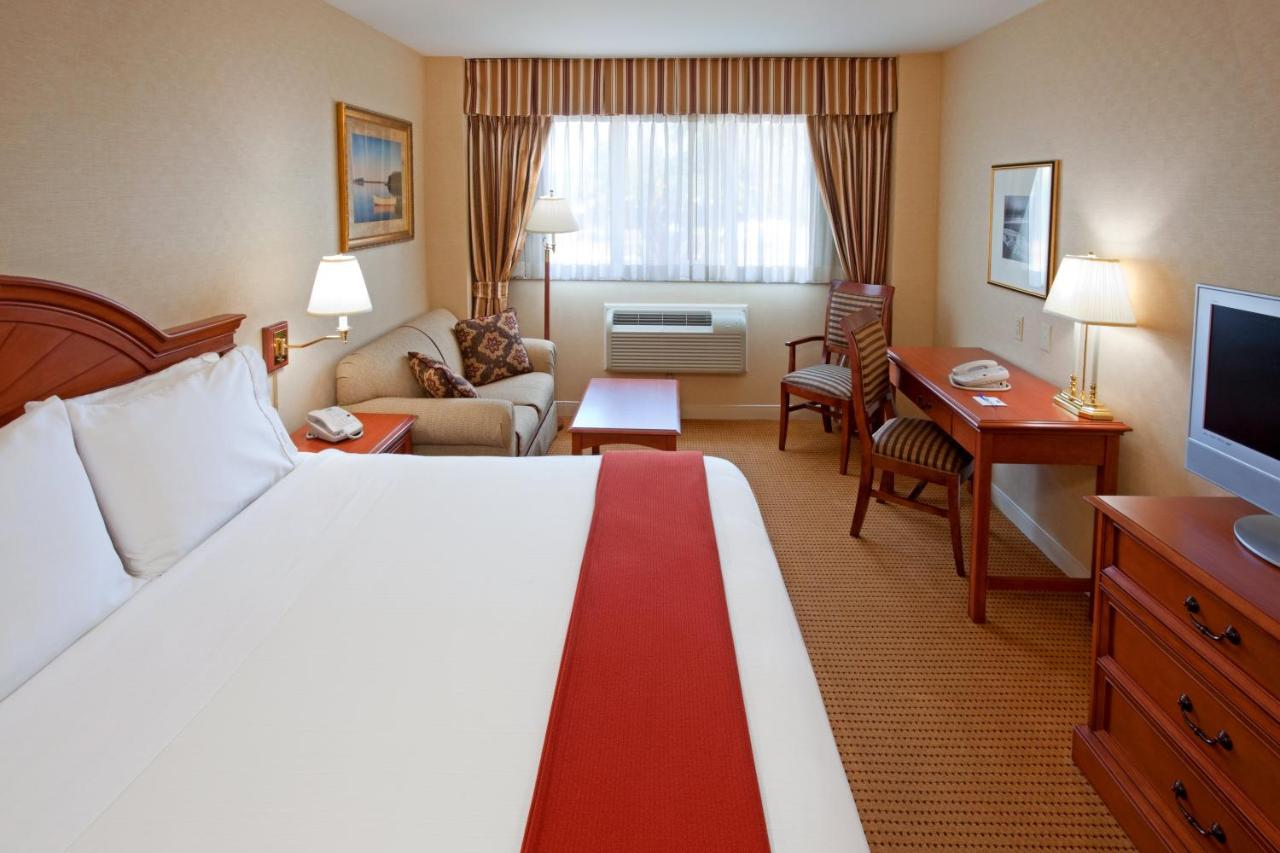 King Room with Sofa Bed at Rockville Centre Hotel