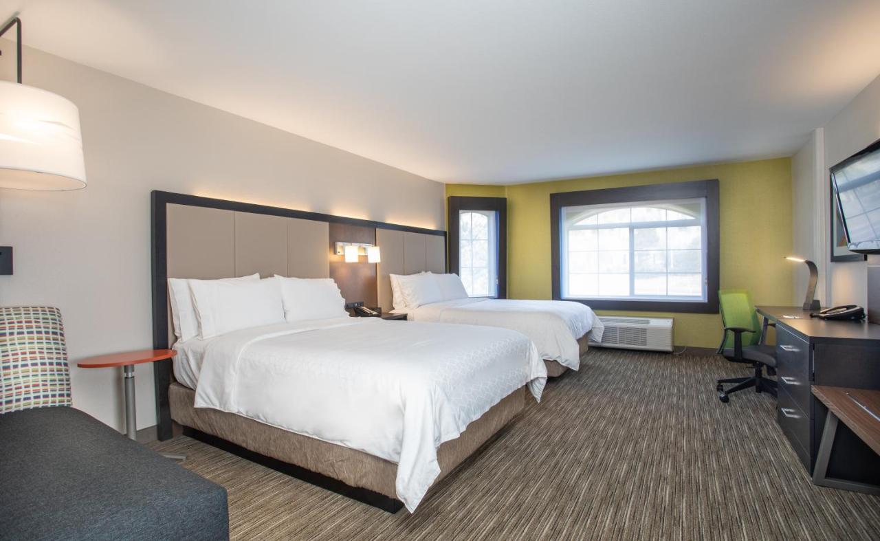 Deluxe Queen Room with Two Queen Beds - Non-Smoking at Holiday Inn Express Prescott by IHG