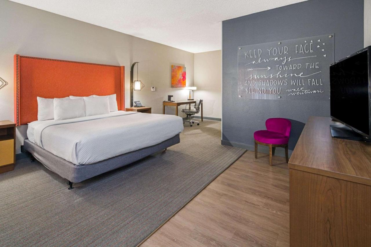 Deluxe King Room with Bath Tub - Mobility Accessible/Non-Smoking at La Quinta Inn & Suites by Wyndham Orange County Airport