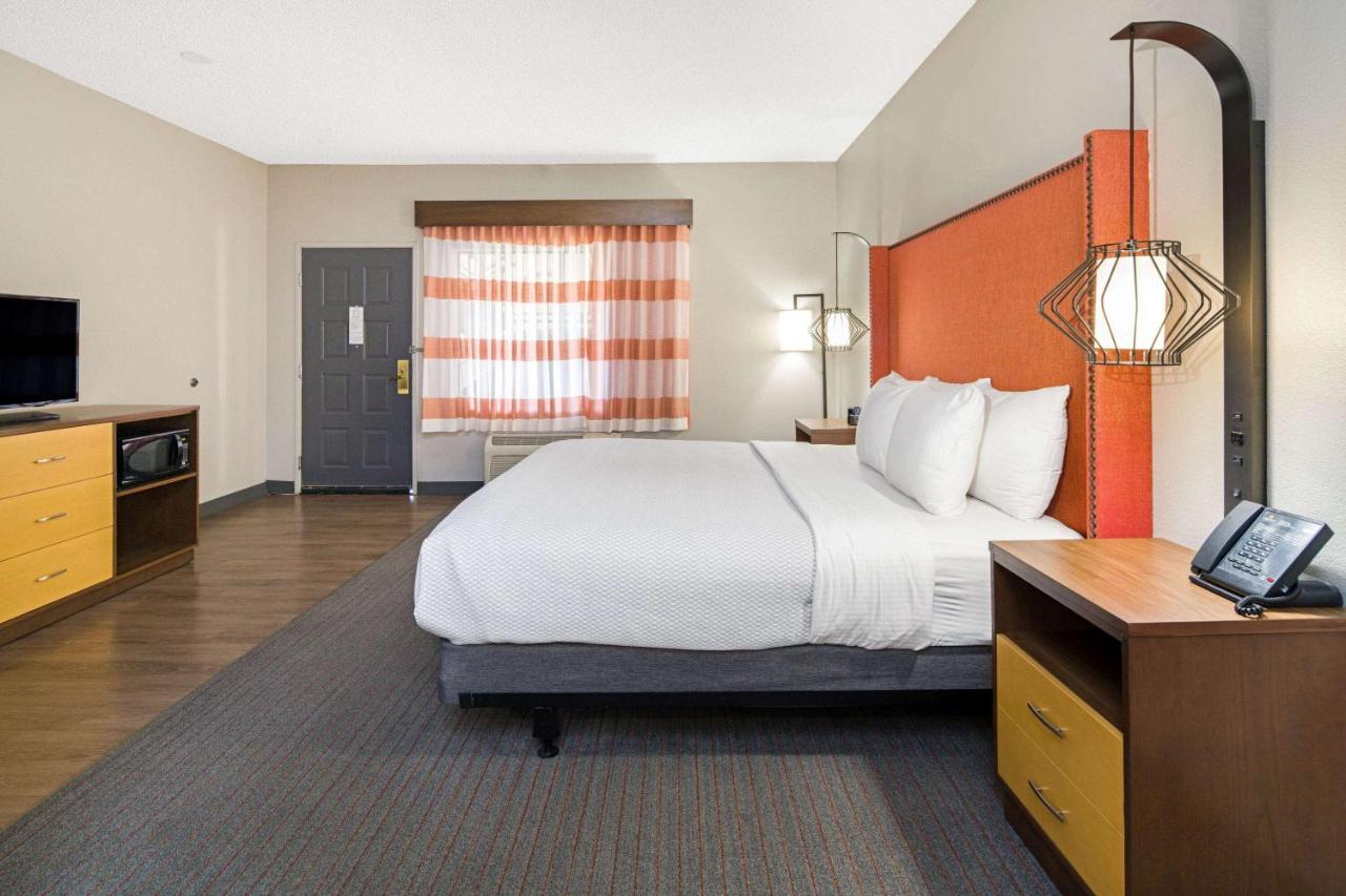 King Room with Bath Tub - Mobility Accessible/Non-Smoking at La Quinta Inn & Suites by Wyndham Orange County Airport
