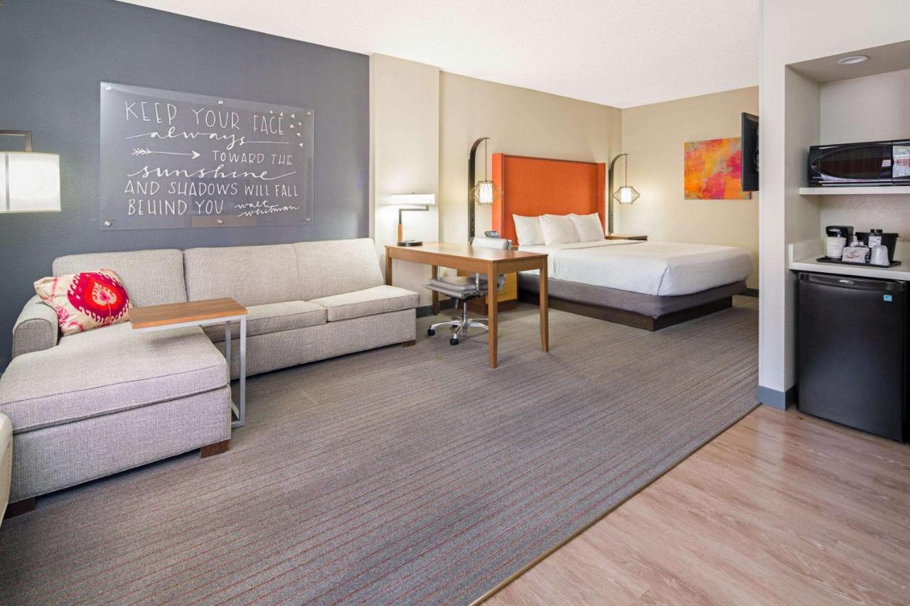 Executive King Room at La Quinta Inn & Suites by Wyndham Orange County Airport