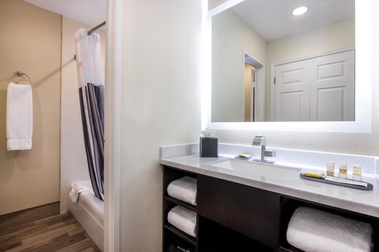 Deluxe King Room at La Quinta Inn by Wyndham Clearwater Central