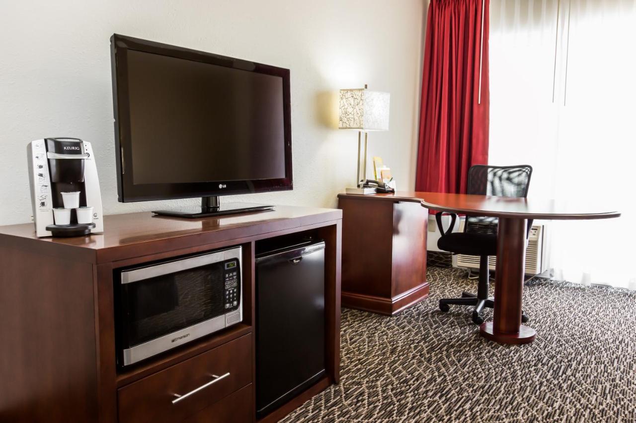 Deluxe King Room at La Quinta Inn by Wyndham Clearwater Central