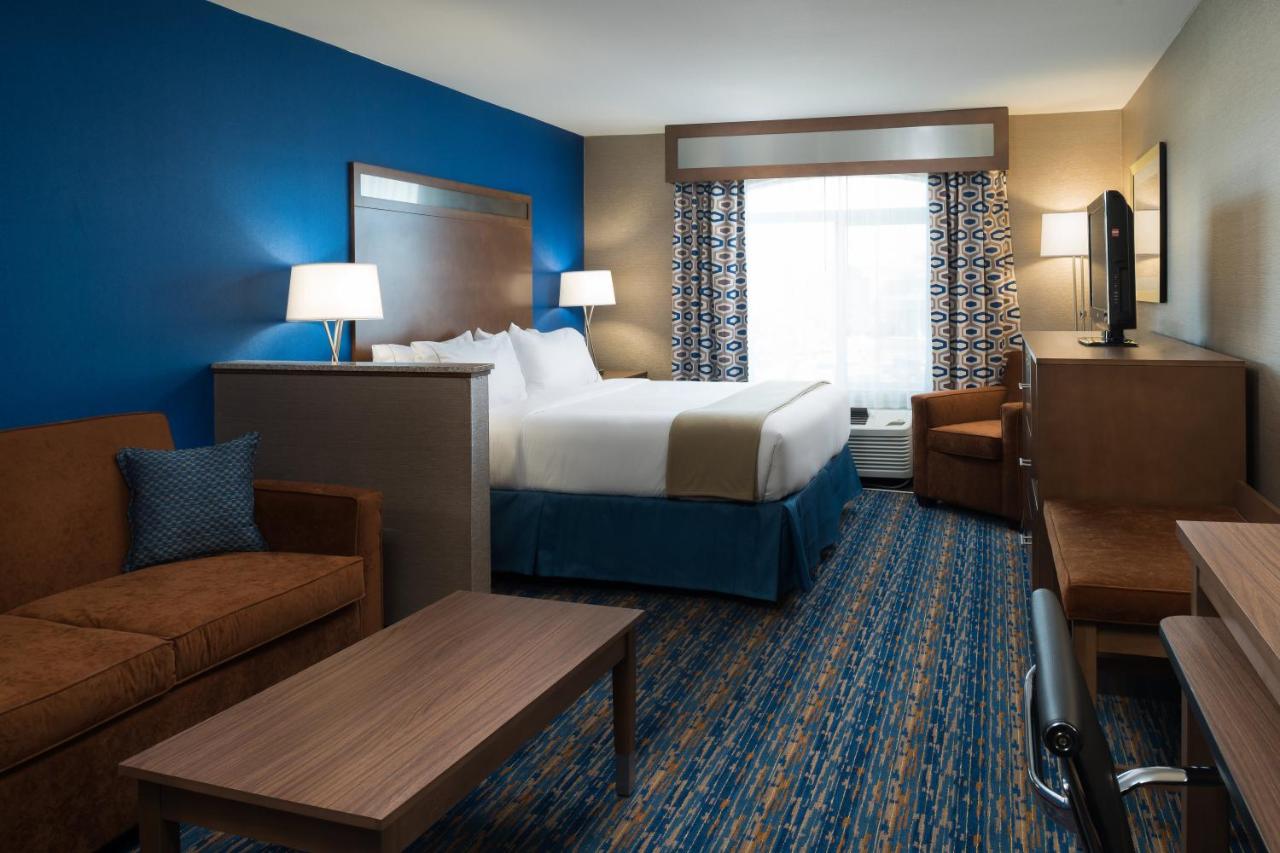 Deluxe King Room at Holiday Inn Express Rocklin - Galleria Area by IHG