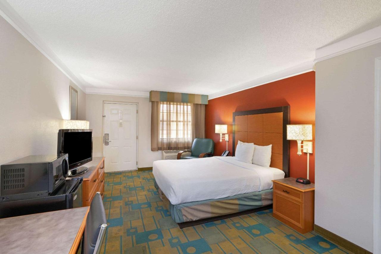 Queen Room at La Quinta Inn by Wyndham Phoenix Sky Harbor Airport
