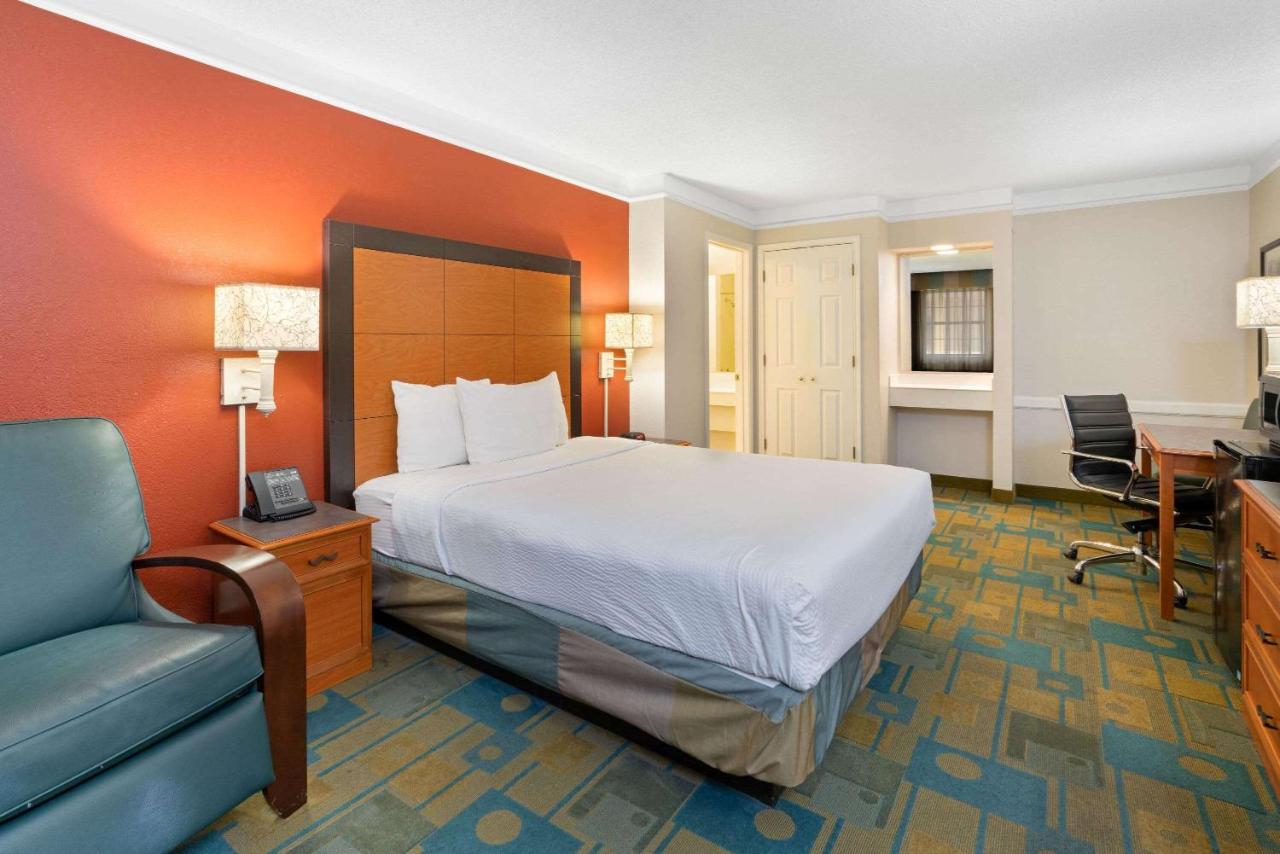 Queen Room at La Quinta Inn by Wyndham Phoenix Sky Harbor Airport